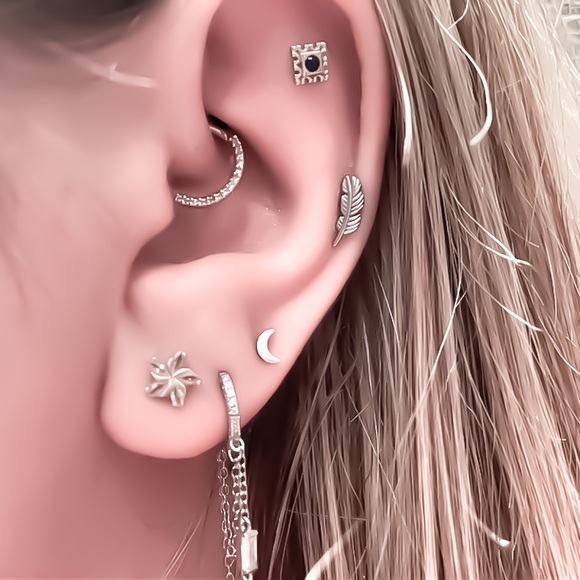 🌙 925 Sterling Silver Crescent Moon Stud Earrings Cartilage Helix Tragus Rook - Picture 3 of 9